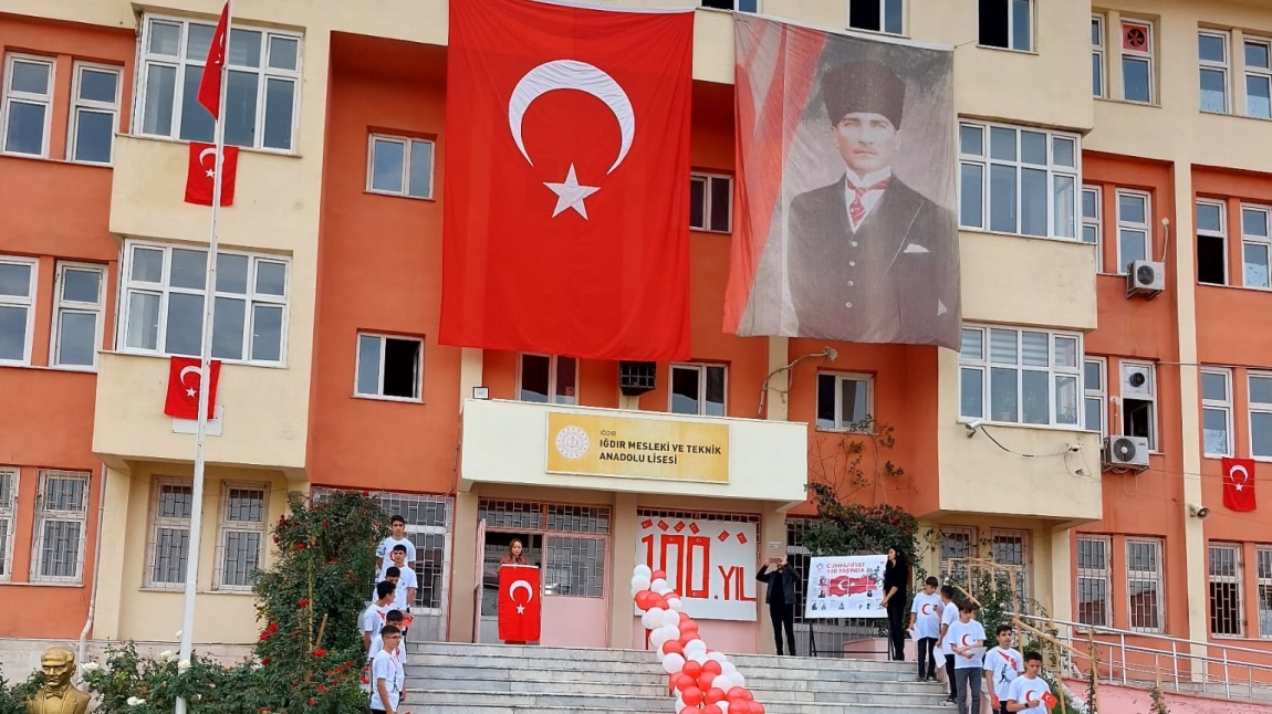 Gazi Mustafa Kemal Atatürk’ün önderliğinde yazılan kurtuluş destanının gururu, heyecanı ve bu destanın varış noktası olan Cumhuriyetimizin ilanının 100. Yıldönümü okulumuzda büyük bir coşkuyla kutlandı.